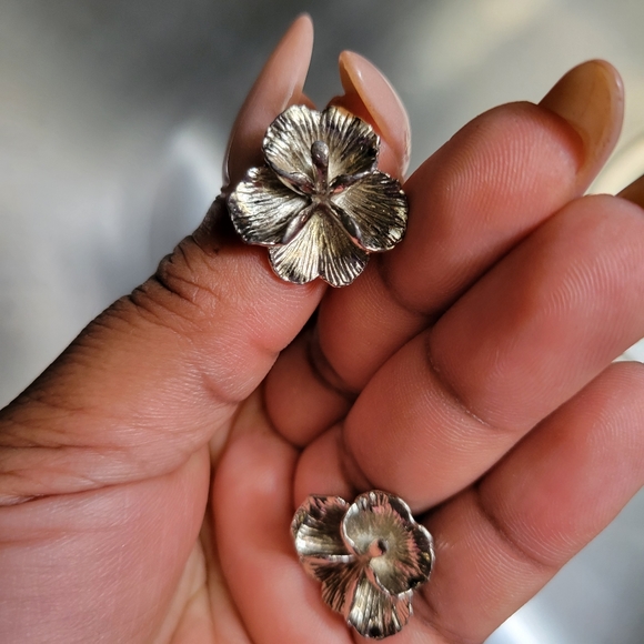 Silver flower earrings - Picture 4 of 4